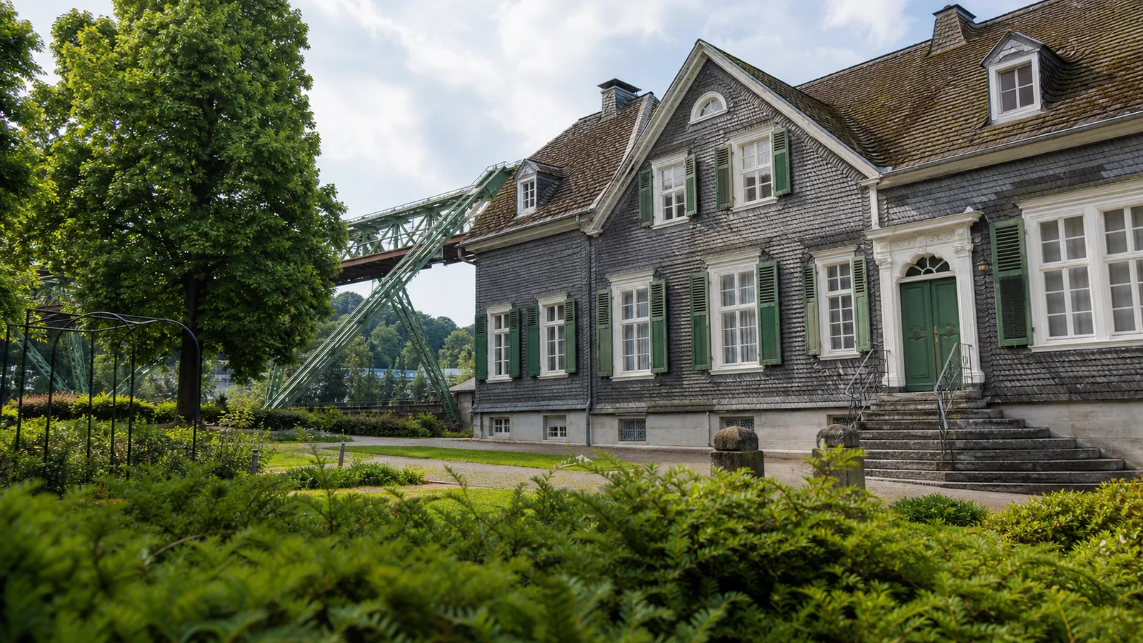 Historisches Engels-Haus mit Garten und Schwebebahn im Umfeld von Wuppertal-Barmen