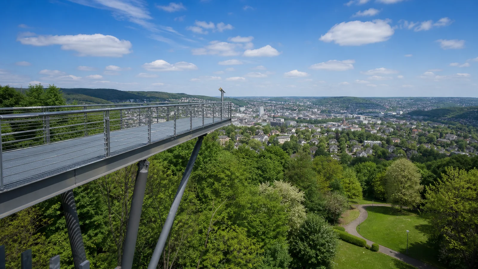 Skywalk-Aussichtsplattform im Nordpark mit Blick ueber Wuppertal-Barmen und das Tal