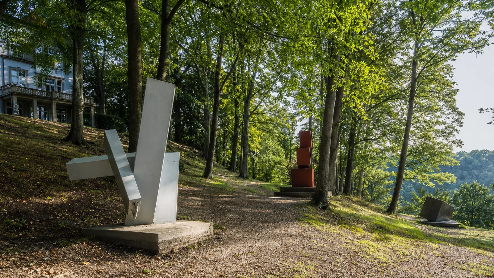 Zeitgenoessische Skulpturen im bewaldeten Hang des Skulpturenparks Waldfrieden in Wuppertal